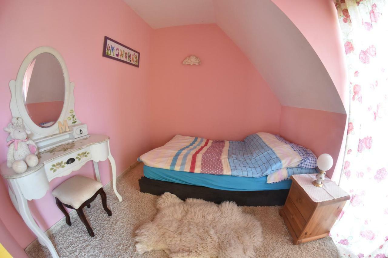 Comfortable House With Garden Manki Екстер'єр фото